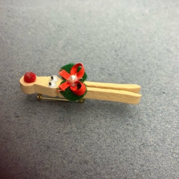Christmas Pin Brooch Reindeer Wooden Clothes Pin Red Bow Nose Googly Eyes Retro - Picture 4 of 7